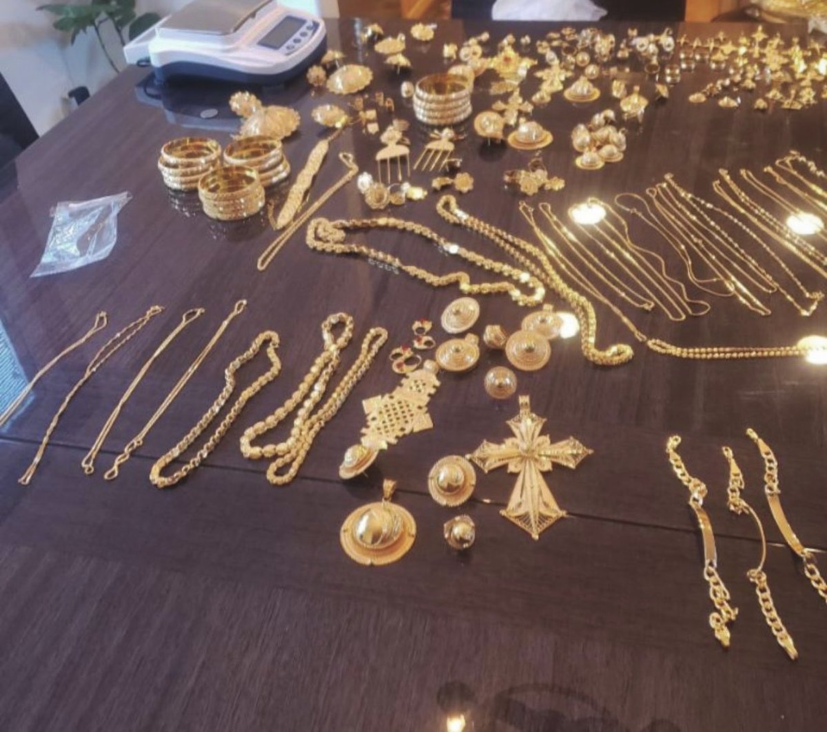 SemSimma's tweet image. If you not buying me gold please stfu