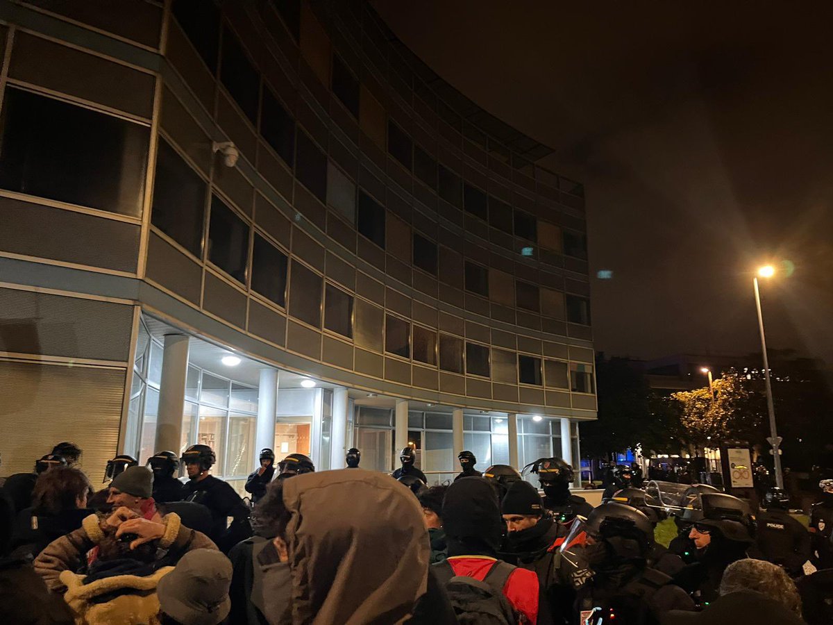 200 militant-es, mobilisé-es contre le massacre budgétaire dans le secteur culturel, sont actuellement nassé-es au rond point de la manif du 25 novembre à côté de l'hôtel de région de Nantes.
Ils et elles ont besoin de soutien. Faites tourner !!