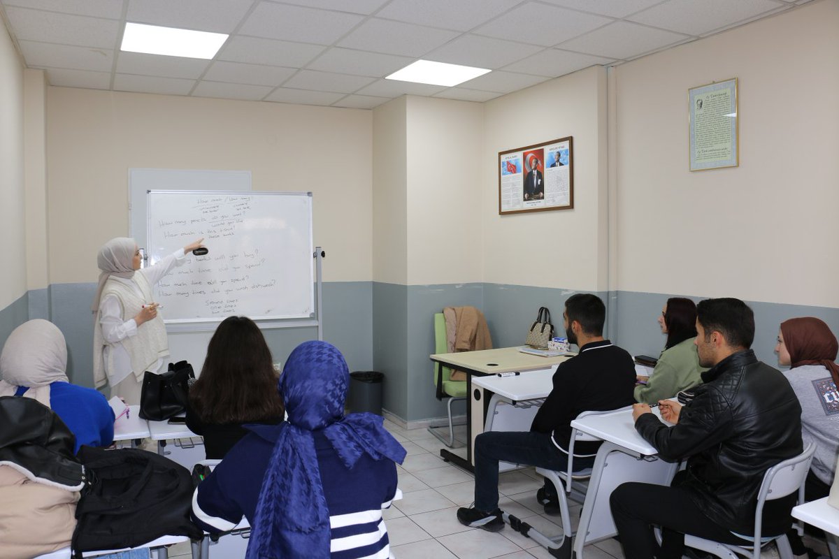 GSB_AydinGM's tweet photo. Aydın Gençlik Merkezimizin Dil Eğitimleri Atölyesinde, İngilizce eğitimi devam ediyor. #İngilizce  #DilEğitimleriAtölyesi https://t.co/Dl2Esf7ayV