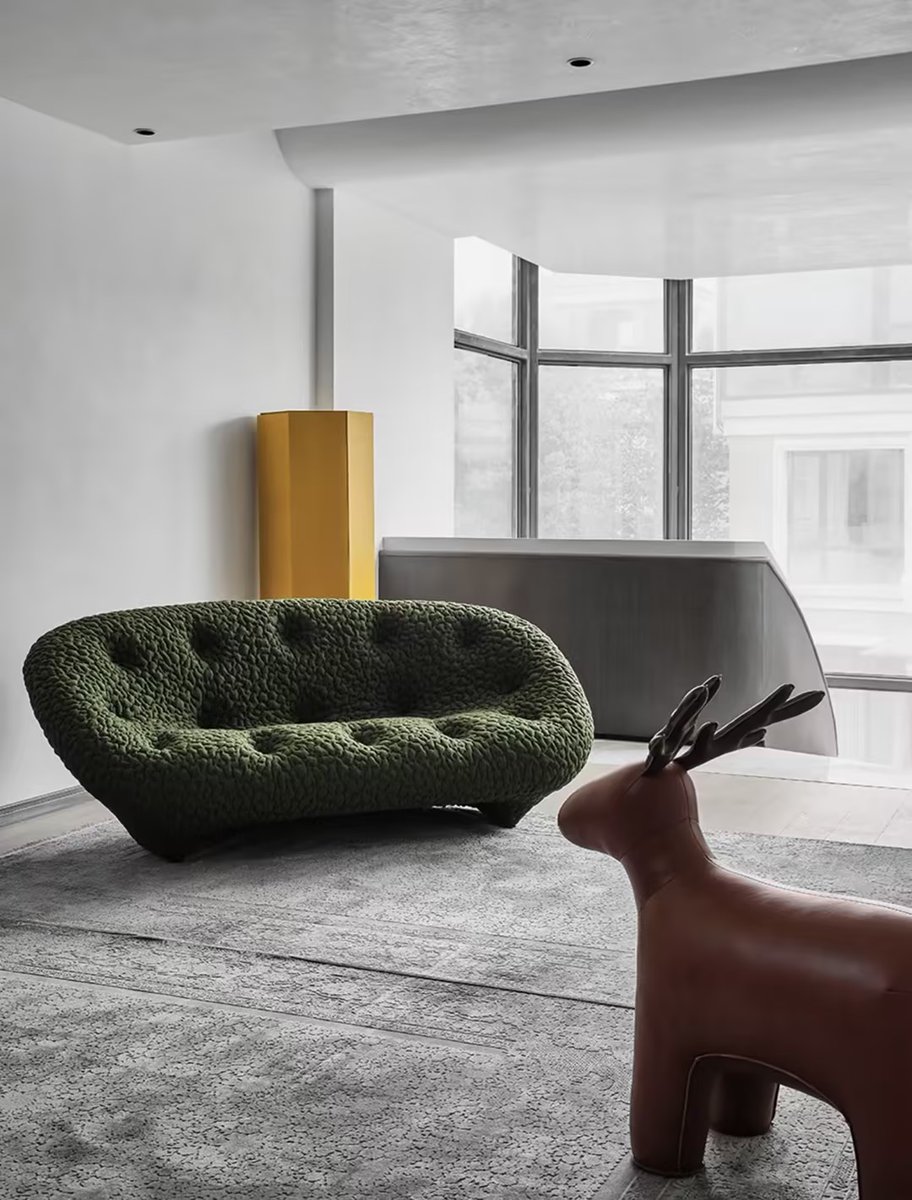 Sourcing_Market's tweet photo. The Ploun Shell Sofa -with its unique crescent-shaped outline.
Smooth, shell-like design seamlessly blends the seat cushion and backrest into one continuous form, no distinct armrests or unnecessary lines. This minimalist approach creates a strikingly elegant and classic piece.❤️ https://t.co/xVjVPXrhoa