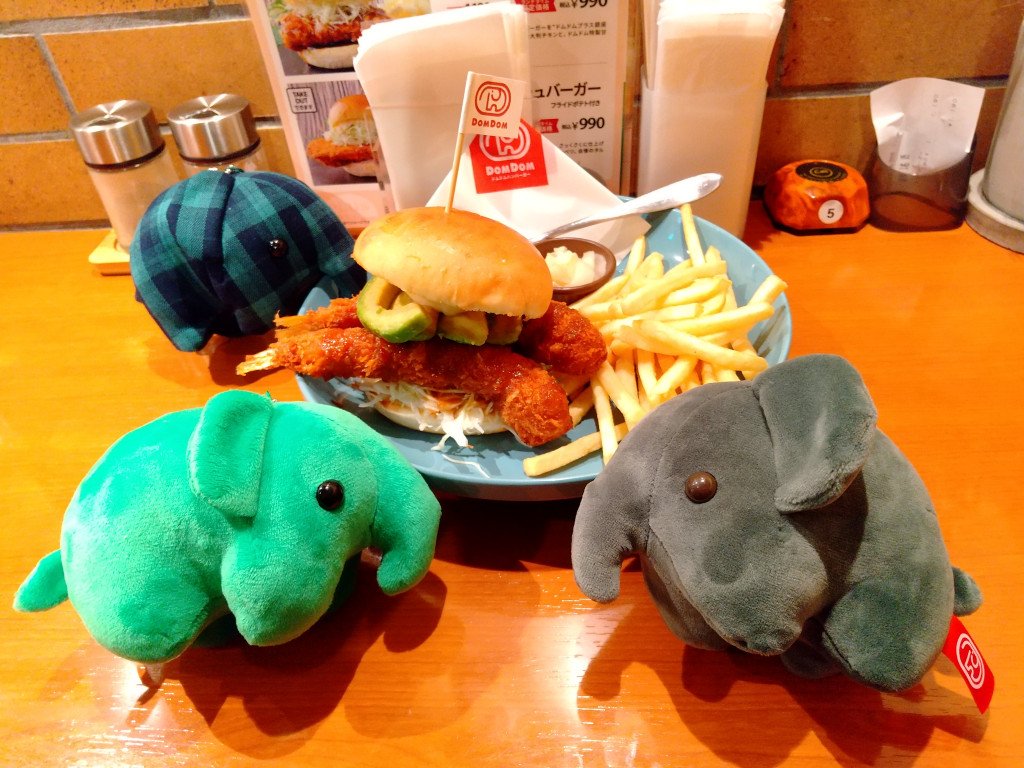 kurishigurekuri's tweet photo. 毎年恒例のドムドムと亜細亜大学のコラボバーガー、まずはトムヤムエビフライバーガーを実食。トムヤムソースがいい味＆いい香りであっという間に食べちゃった😋 #ドムドムハンバーガーPLUS #銀座 #亜細亜大学 #どむさん #栗田 #青汁 #どむぞうくん https://t.co/wPoYenLJru