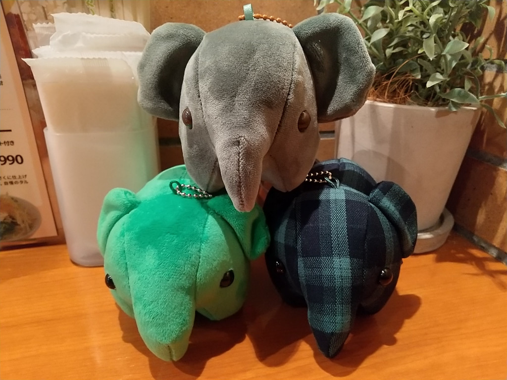 kurishigurekuri's tweet photo. 毎年恒例のドムドムと亜細亜大学のコラボバーガー、まずはトムヤムエビフライバーガーを実食。トムヤムソースがいい味＆いい香りであっという間に食べちゃった😋 #ドムドムハンバーガーPLUS #銀座 #亜細亜大学 #どむさん #栗田 #青汁 #どむぞうくん https://t.co/wPoYenLJru