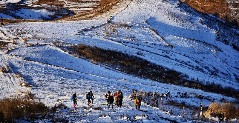 ExploreGansu's tweet photo. ❄️🏔️Embark on a thrilling adventure in Weiyuan county, Dingxi, #Gansu province, where snow-covered mountains create a breathtaking panorama.
💪✨A perfect place for fearless travelers seeking to challenge themselves. #VisitGansu #GansuGlance #WinterInGansu https://t.co/mMZvT7rsRY