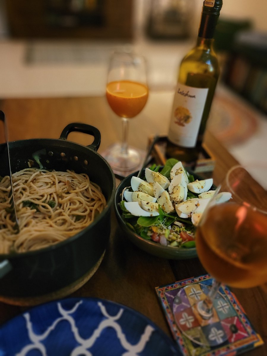 jogakhichudi's tweet photo. Last night's dinner turned out sooo good... I can't believe I started cooking off a little pissed off after a late work day, but turned out a totally worth effort 🤌🤤🥰

Tomato-basil cheesy spaghetti with my sweet tangy dressing over a sprout egg salad. #jogacooks https://t.co/oCsA4aLNgL