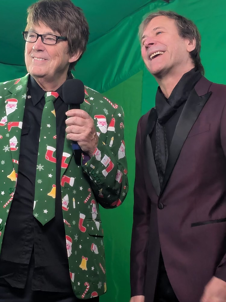 A special guest popping into the TV studio for the Christmas Chart....must mean his song is doing well!! <a href="/SteveNormanReal/">Steve Norman</a> @caroldecker The Heritage Chart Radio Breakfast Show starts at 7.00