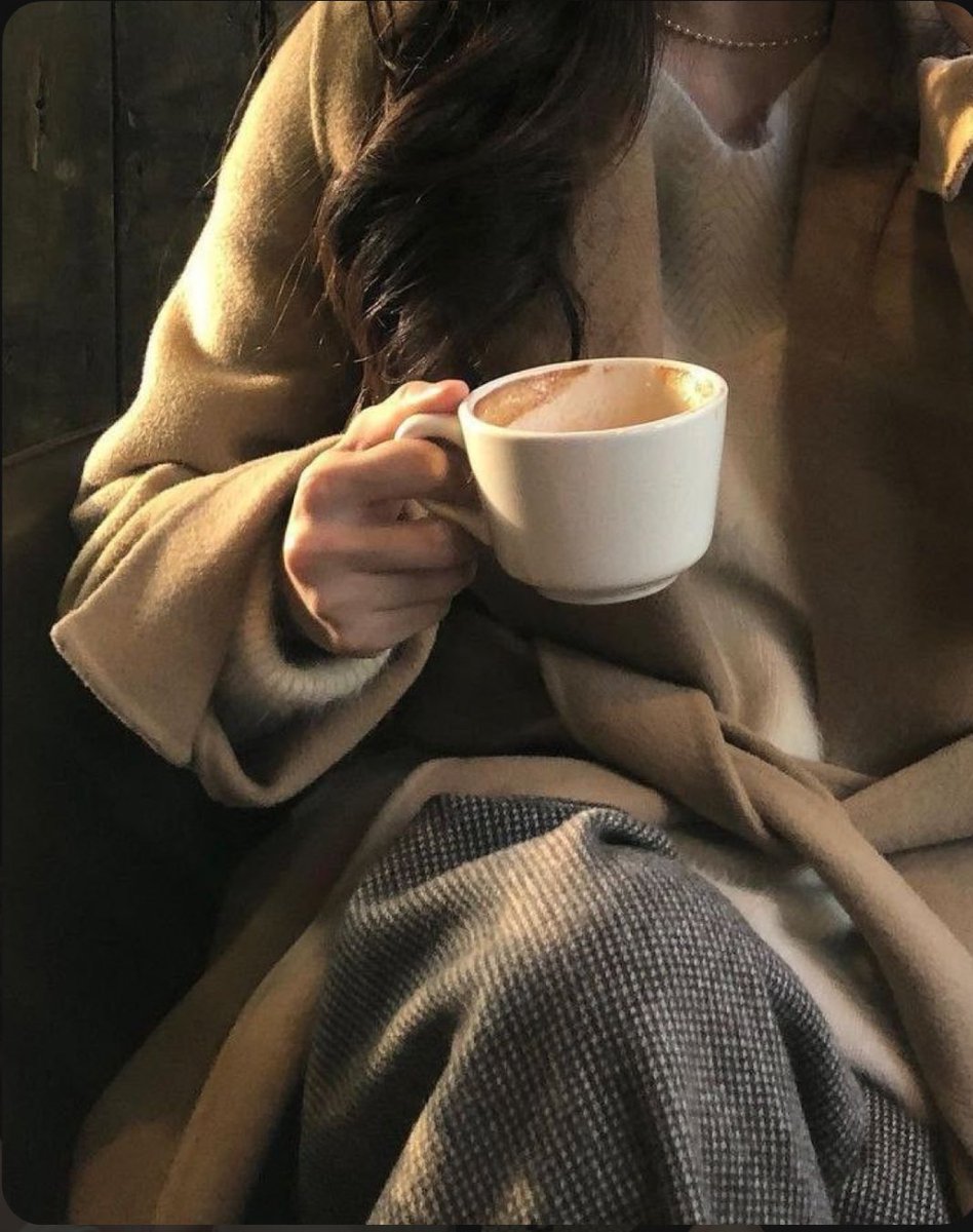 #صباحيات

للصباح حديث أنيق لا تٌتٌقن أبجديته سوى القهوة  لا يأتى الكلام العذب ، إلا فى حضرتها 

☕️🎻