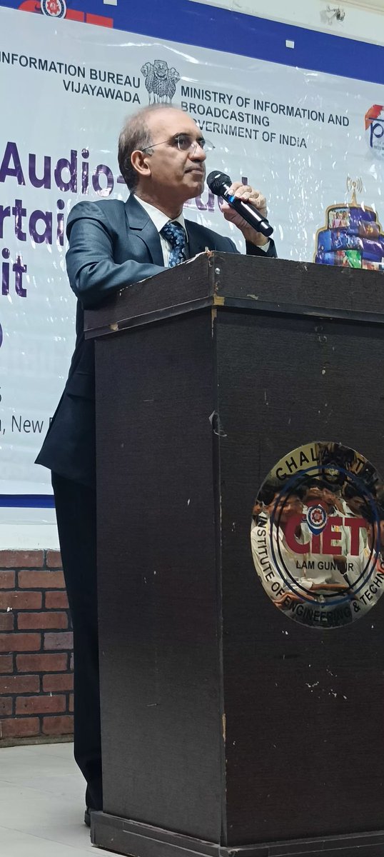 pibvijayawada's tweet photo. Shri. @Rajinder_IIS, ADG @pibvijayawada, delivered an inspiring session detailing the opportunities and challenges of #WAVESummitIndia to students through PPT presentation during event.
#CreateInIndiaChallenge #WAVES #WAVES2025 #WAVESIndia #WAVESummit @WAVESummitIndia https://t.co/rg3yPAZXq9