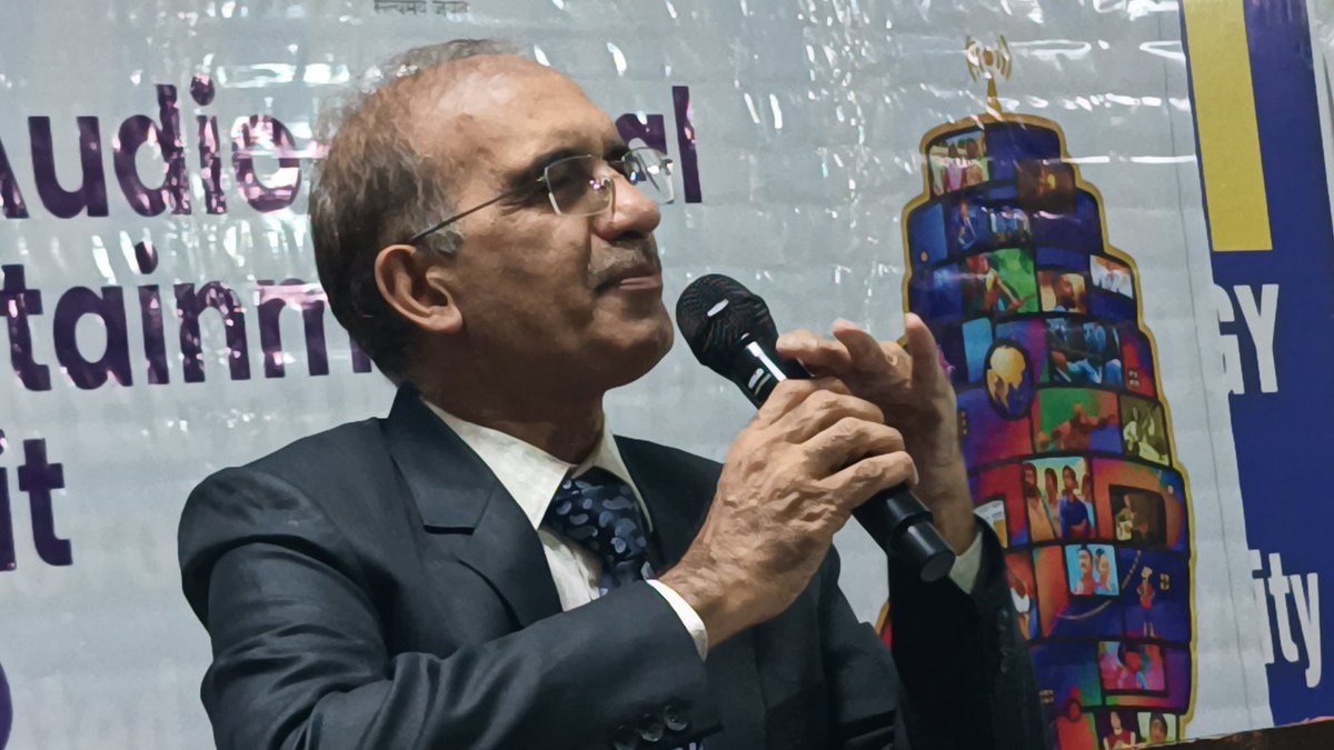pibvijayawada's tweet photo. Shri. @Rajinder_IIS, ADG @pibvijayawada, delivered an inspiring session detailing the opportunities and challenges of #WAVESummitIndia to students through PPT presentation during event.
#CreateInIndiaChallenge #WAVES #WAVES2025 #WAVESIndia #WAVESummit @WAVESummitIndia https://t.co/rg3yPAZXq9
