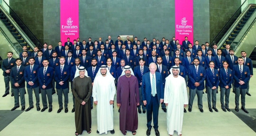 احتفت أكاديمية الإمارات لتدريب الطيارين، أمس، بتخريج الدفعة الخامسة من الطيارين، التي ضمت 85 طياراً، من بينهم 67 مواطناً إماراتياً و18 طالباً دولياً، حيث يعد هذا العدد من الطيارين الخريجين الأعلى منذ تأسيس الأكاديمية