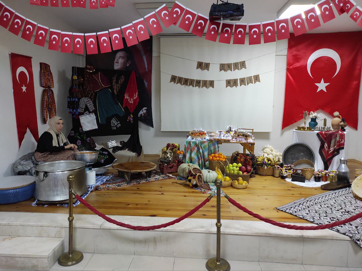 arifiyemem's tweet photo. İlçemiz Ege Kimya Ortaokulu'nda, Tutum, Yatırım ve Türk Malları Haftası etkinlikleri çerçevesinde Okul Aile Birliği’nin katkılarıyla düzenlenen programda, Türkiye’nin 81 iline ait yöresel ürünler tanıtıldı.

@tcmeb @Yusuf__Tekin @sakaryamem @coskunbakirtas @ygulac https://t.co/jwFo5tQsGx