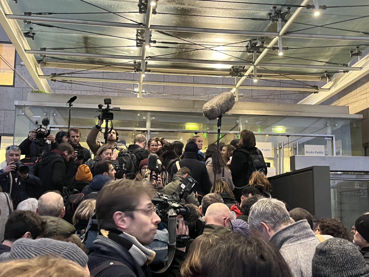 kareen janselme (@kajakareen) on Twitter photo #Avignon #Pelicot « Merci pour votre courage Gisele Pelicot » <a href="/humanite_fr/">L'Humanité</a> aux portes du tribunal. #Avignon #Pelicot « Merci pour votre courage Gisele Pelicot » <a href="/humanite_fr/">L'Humanité</a> aux portes du tribunal.