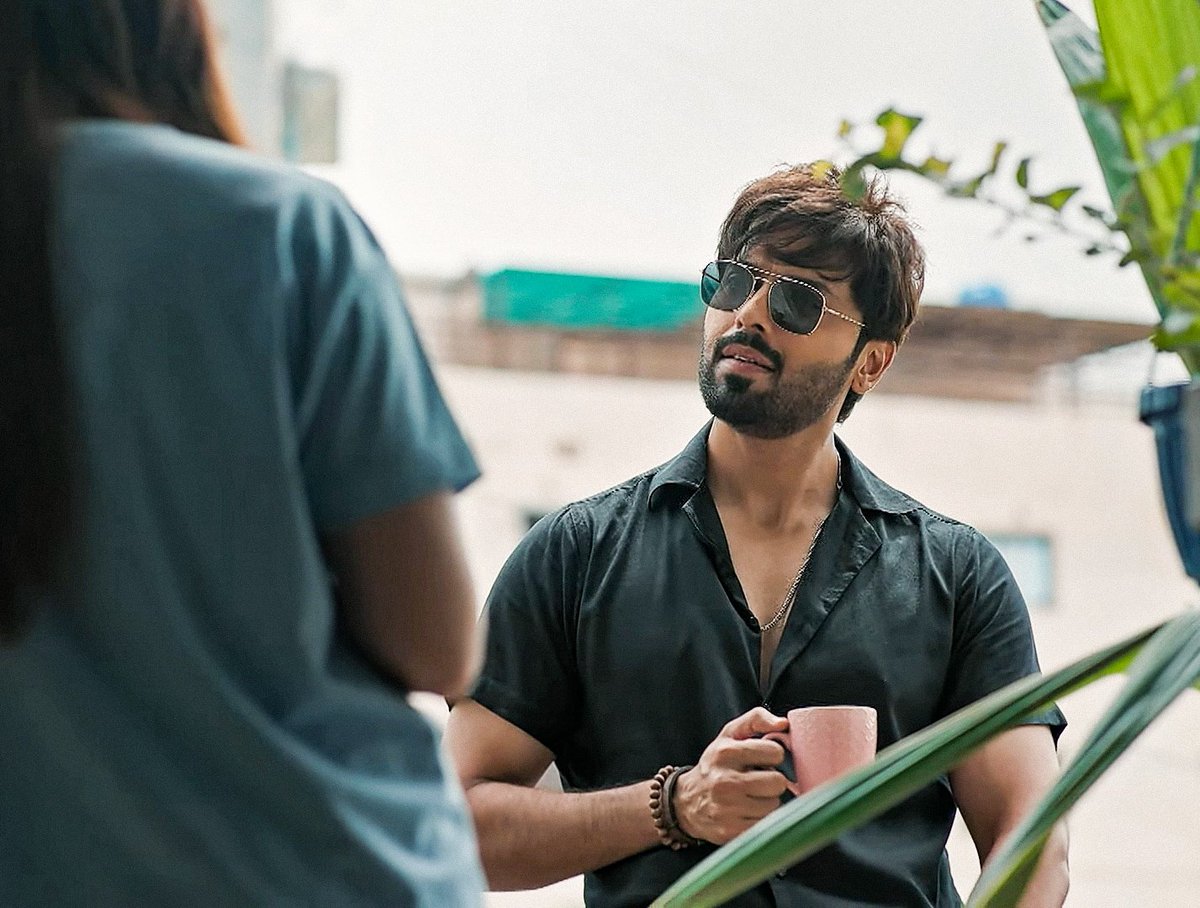 loverbyheart_'s tweet photo. Are we even debating? 🤔
The open shirt buttons, the cool toned colour clothes he was wearing, the statement neck chain and glasses, amd ofcourse his vest looks served and how🤌❤️‍🔥
@fahadmustafa26  You are so good looking.
#FahadMustafa #KabhiMainKabhiTum https://t.co/LNX3wwEGrQ