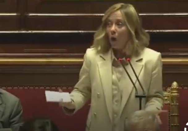 Non discute: AGGREDISCE 
Non spiega: URLA
Non presiede...fa SHOW!
La #Meloni è una BULLA che crede di essere ancora alla GARBATELLA e non in PARLAMENTO.
#MELONI_CHE_SQUALLORE