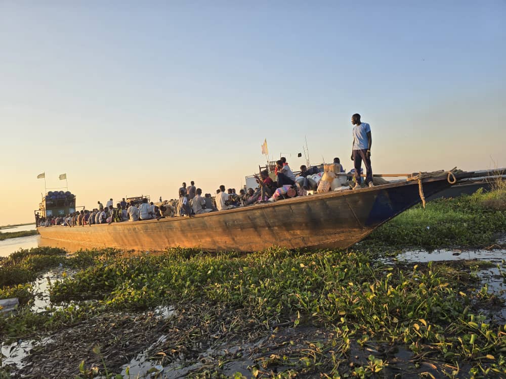 "The sunset closes the door of long journey and open new hope with new trip and destination"

Over 1,000 #refugees starting a new journey with the worry of uncertainty, but never give up the hope of the day they return home, after they fled #sudan war leaving everything behind.