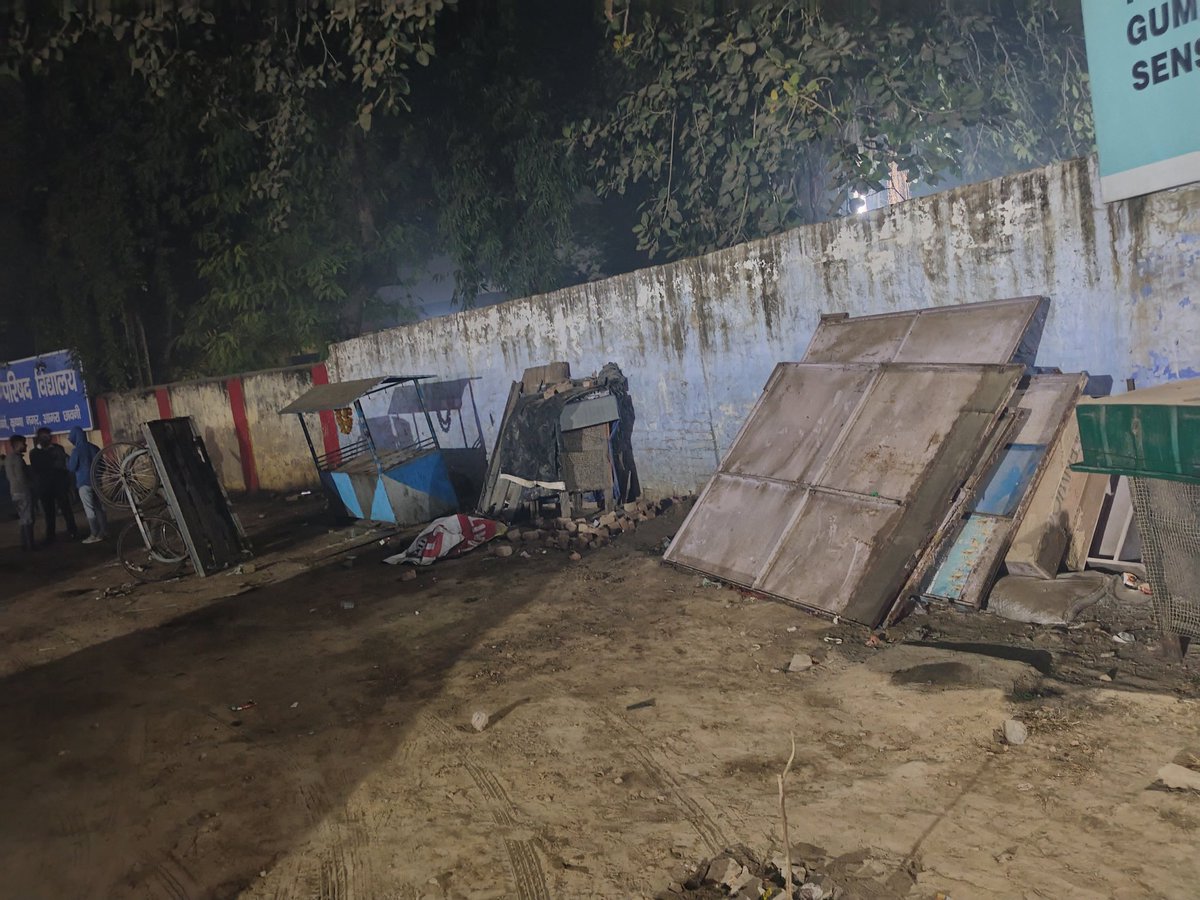iamshivamlodhi's tweet photo. ये जगह है सुल्तानपुरा देवा मेडिकल के पास का जहां कुछ लोगों ने घर का सामान बाहर रख दिया है लेकिन अब नशेबाजी का अड्डा बंटा जा रहा है या गंदा भी कर रहे हैं | @cbagra1 निवेदन है कि जल्दी ही यहां से ये सामान हटा दिया जाए और वहा सफाई करा दी जाए 
Thank you 🙏 https://t.co/5QtIaEkxUS