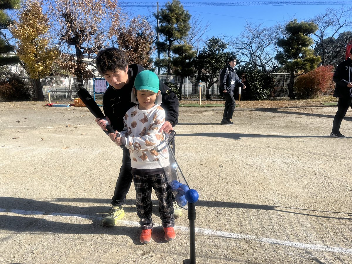 BP_DENSO's tweet photo. ＼#安城市 のスポーツ選手と遊ぼう／

#白石望美 #中野花季 #近藤真由美 が #志貴保育園 へ訪問📛🚌
 
#ソフトボール での交流やドッジボールを楽しみました🥰
そして急遽 #近藤真由美 がピアノを披露🎹演奏に合わせて園児たちが歌ってくれました👦🏻👧🏻♪

#デンソー
#デンソーブライトペガサス https://t.co/oKvA71Dfao