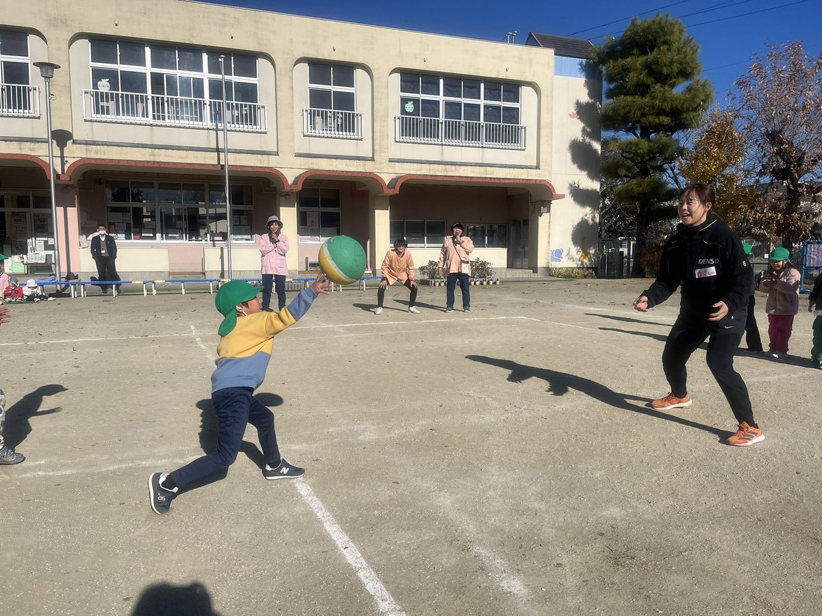 BP_DENSO's tweet photo. ＼#安城市 のスポーツ選手と遊ぼう／

#白石望美 #中野花季 #近藤真由美 が #志貴保育園 へ訪問📛🚌
 
#ソフトボール での交流やドッジボールを楽しみました🥰
そして急遽 #近藤真由美 がピアノを披露🎹演奏に合わせて園児たちが歌ってくれました👦🏻👧🏻♪

#デンソー
#デンソーブライトペガサス https://t.co/oKvA71Dfao