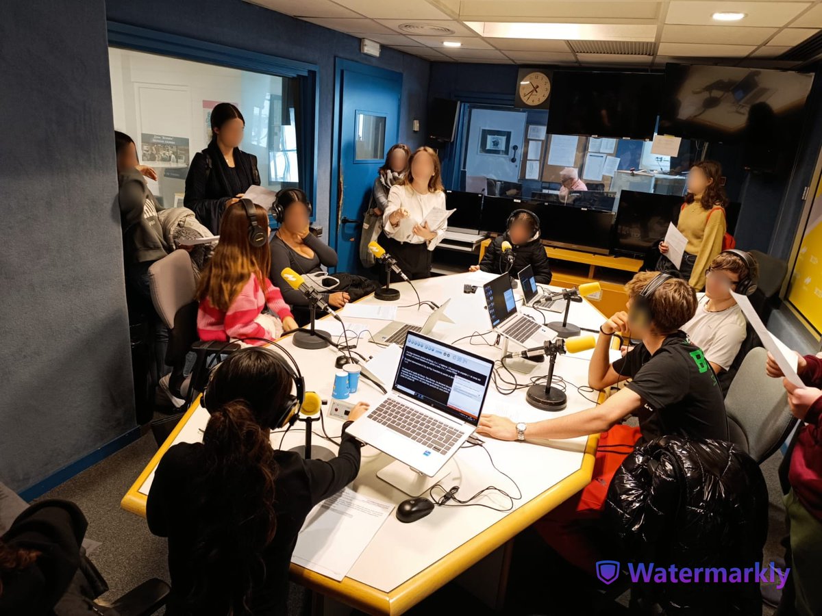 INS_J_Castellvi's tweet photo. Aquesta setmana dos grups de 4t d'ESO han visitat les instal·lacions de @CatalunyaRadio! Han pogut accedir a les instal·lacions i aprendre'n el funcionament.
Locutors/es per un dia! #radio #institutjosefinacastellvi #sortida #catalunyaradio https://t.co/0d71p94QSn