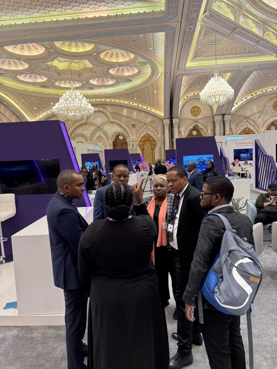 MediaConvergecy's tweet image. 𝐓𝐌𝐂’𝐬 𝐭𝐞𝐚𝐦 𝐄𝐧𝐠𝐚𝐠𝐞𝐬 𝐚𝐭 𝐚 𝐛𝐫𝐢𝐞𝐟 𝐬𝐢𝐝𝐞 𝐜𝐡𝐚𝐭 𝐰𝐢𝐭𝐡 𝐇𝐨𝐧. 𝐉𝐞𝐫𝐫𝐲 𝐒𝐢𝐥𝐚𝐚 𝐨𝐧 𝐢𝐬𝐬𝐮𝐞𝐬 𝐨𝐟 𝐈𝐧𝐭𝐞𝐫𝐧𝐞𝐭 𝐆𝐨𝐯𝐞𝐫𝐧𝐚𝐧𝐜𝐞  𝐚𝐧𝐝 𝐃𝐢𝐠𝐢𝐭𝐚𝐥 𝐆𝐨𝐯𝐞𝐫𝐧𝐚𝐧𝐜𝐞 𝐢𝐧 𝐑𝐢𝐲𝐚𝐝𝐡, 𝐒𝐚𝐮𝐝𝐢 𝐀𝐫𝐚𝐛𝐢𝐚
𝐚𝐥…