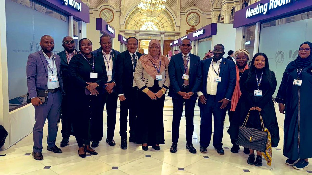 MediaConvergecy's tweet image. 𝐓𝐌𝐂’𝐬 𝐭𝐞𝐚𝐦 𝐄𝐧𝐠𝐚𝐠𝐞𝐬 𝐚𝐭 𝐚 𝐛𝐫𝐢𝐞𝐟 𝐬𝐢𝐝𝐞 𝐜𝐡𝐚𝐭 𝐰𝐢𝐭𝐡 𝐇𝐨𝐧. 𝐉𝐞𝐫𝐫𝐲 𝐒𝐢𝐥𝐚𝐚 𝐨𝐧 𝐢𝐬𝐬𝐮𝐞𝐬 𝐨𝐟 𝐈𝐧𝐭𝐞𝐫𝐧𝐞𝐭 𝐆𝐨𝐯𝐞𝐫𝐧𝐚𝐧𝐜𝐞  𝐚𝐧𝐝 𝐃𝐢𝐠𝐢𝐭𝐚𝐥 𝐆𝐨𝐯𝐞𝐫𝐧𝐚𝐧𝐜𝐞 𝐢𝐧 𝐑𝐢𝐲𝐚𝐝𝐡, 𝐒𝐚𝐮𝐝𝐢 𝐀𝐫𝐚𝐛𝐢𝐚
𝐚𝐥…