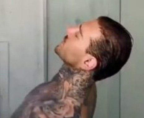 TicalTical's tweet photo. MEU DEUS, BRASIL! Lucas Lucco protagoniza aquela gafe, deixando vazar seu p*nis enquanto tomava banho! A internet foi à loucura, e o vídeo já está circulando por aí. Quem viu, viu! 👀😂

E aí, o que vocês acham? Descuido sincero ou marketing ousado?🔥👇

https://t.co/U2aqAwCor5 https://t.co/0MBgomPPKf