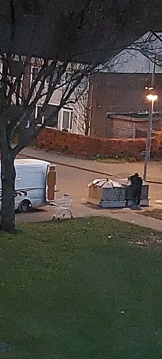 RotterdamJuice's tweet photo. @rotterdam Zojuist weer een klacht ingediend. Zaaknr 869543-2024 Deze mensen zijn nu weer hun afval, grofvuil e.d. aan het dumpen bij de wijkcontainers op de hoek van de moerveld/schoonveld. Zij blijven dit doen en komen continue hun werkbus legen bij de wijkcontainers! https://t.co/djOP5NNwM2