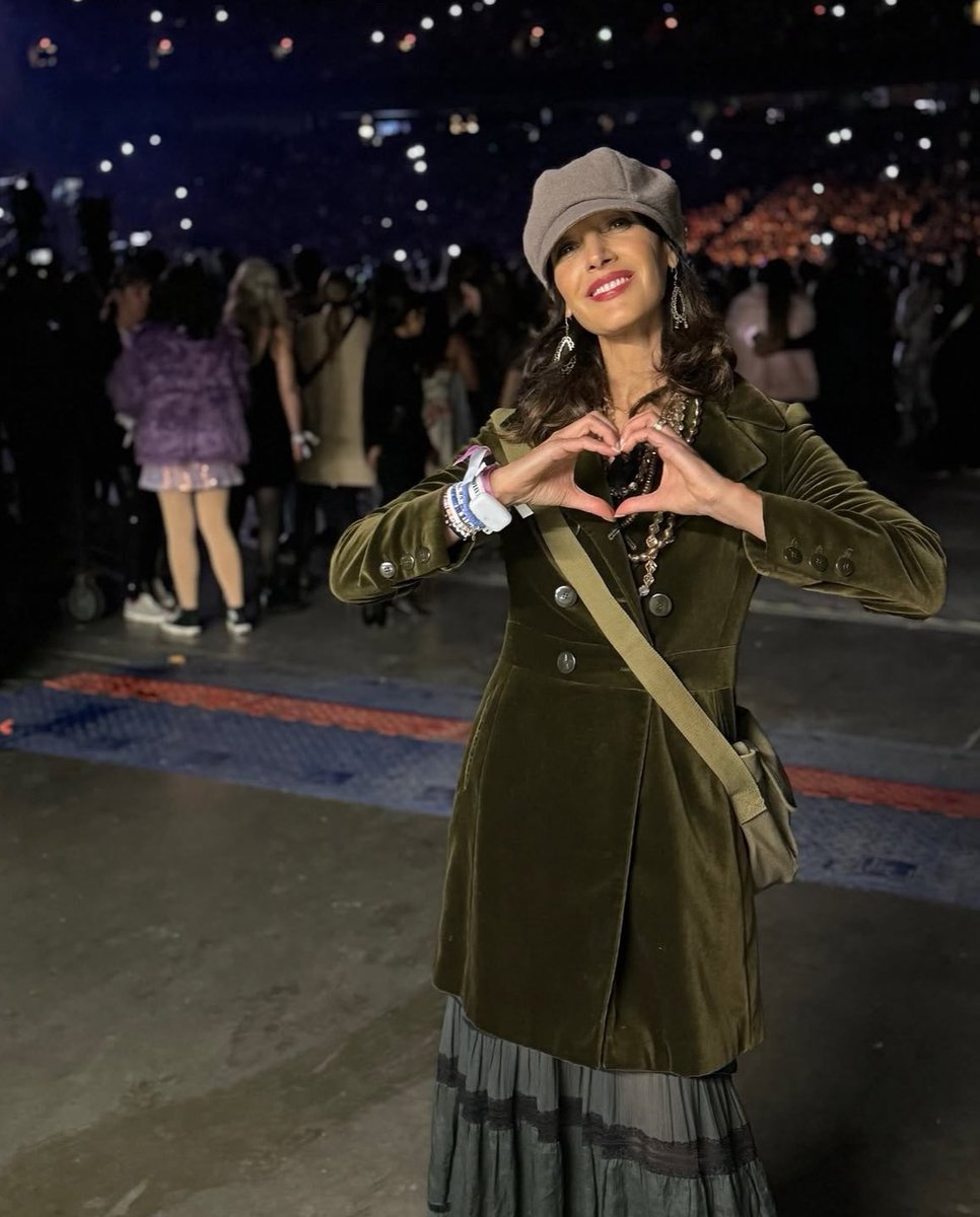 manonwinters's tweet photo. HAPPY 61ST BDAY TO MY BABYGIRL 🥳 https://t.co/MchGnOd3Rd