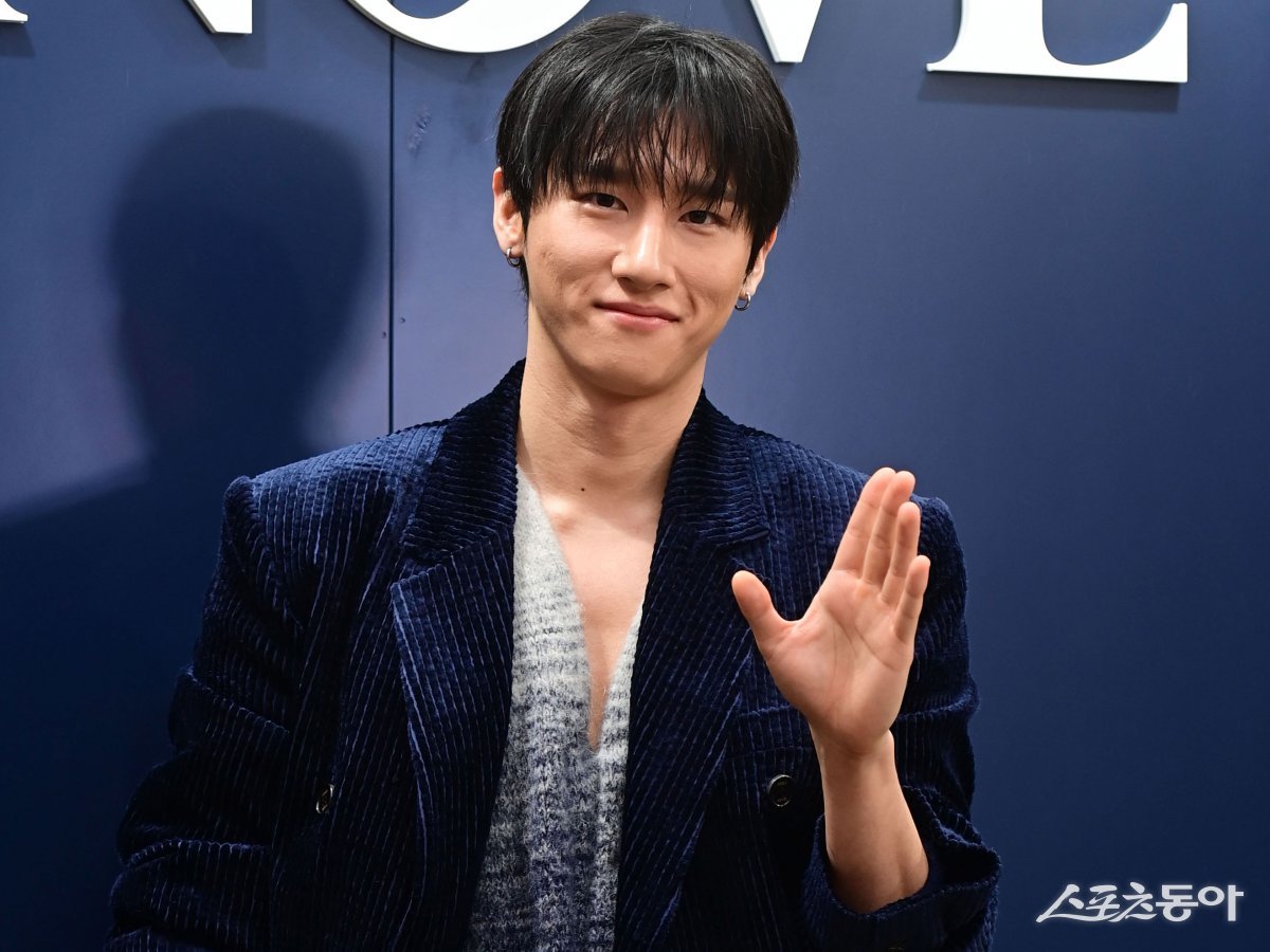 MXWH_Central's tweet photo. [#MX_ARTICLES • #IM]  

#MONSTAX I.M was faced with the  worst broadcast incident in 15 years when his KBS show went mute for minutes due to technical problems..."I had to carry on as usual"

Article
1. https://t.co/yYpAREbEbF

#IM #아이엠 @IMxSMEK 
#몬스타엑스 @OfficialMonstaX https://t.co/k66qpLlr87