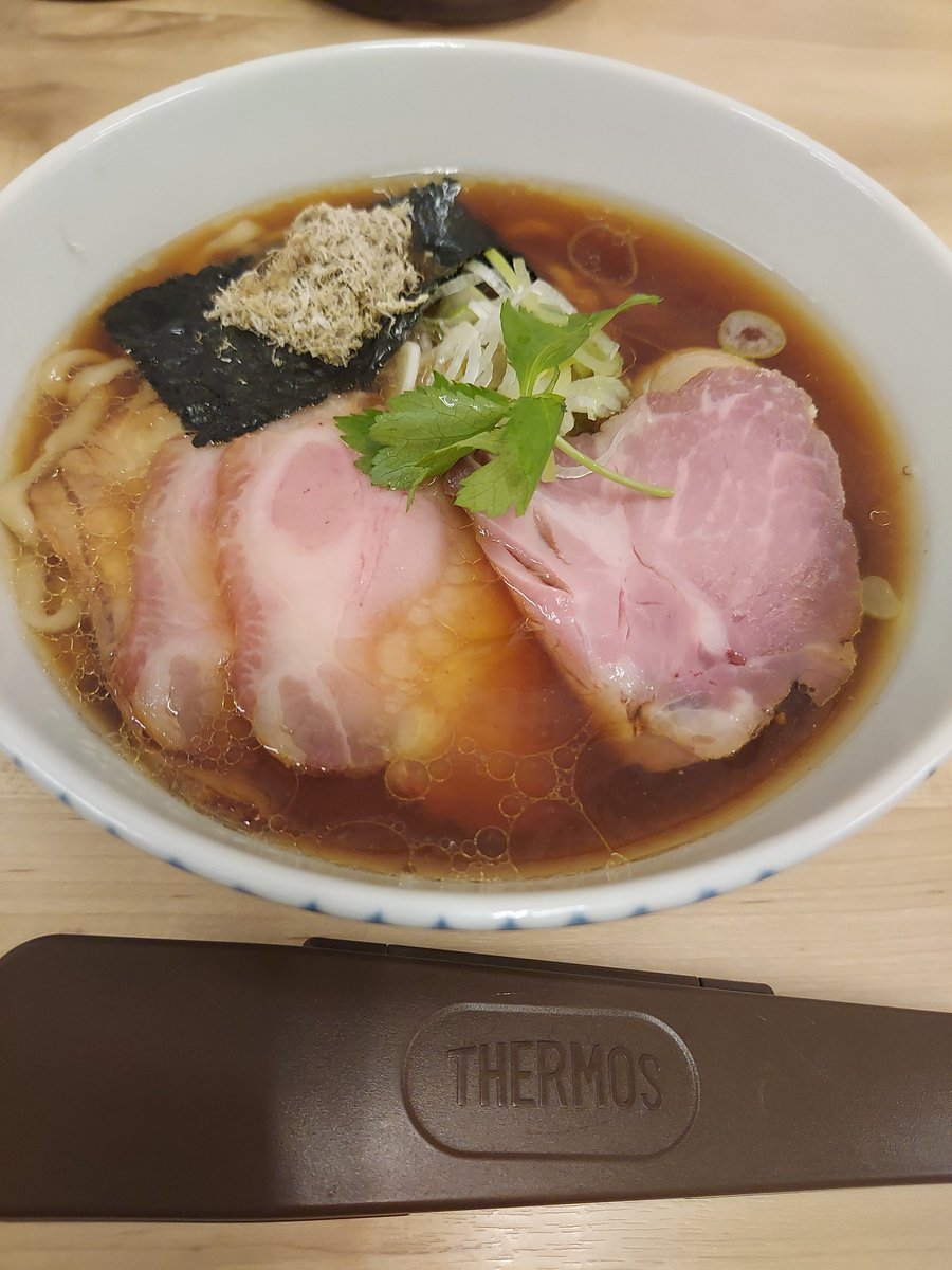 0110010000a's tweet photo. 久しぶりに食べれました♡

麺処　有彩さん♪
珍しく外並び中並びなし
後から満席になりましたけどね😅

今回は初めて？の特製醤油ラーメン🍜

麺モチモチで美味し〜♡♡♡
スープもまろやか◎

今度も並びがありませんように😅

ごちそうさまでした🙏 https://t.co/SVv2It8rAR