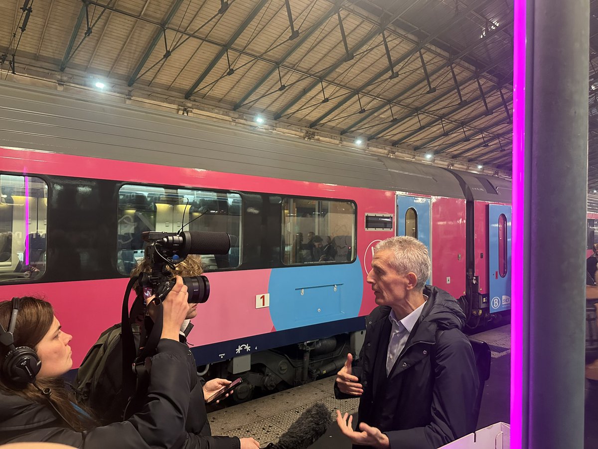 alainkrakovitch's tweet photo. Nos @OUIGO train classique traversent une frontière pour la toute première fois ! 
Le premier Paris- Bruxelles part à l’instant depuis Gare du Nord, avec  598 clients qui m’ont semblé ravis (le train est complet!). 
Il faut dire que Bruxelles en 3 heures à partir de 10€, c’est une bonne affaire.
3 A/R par jour, avec notre partenaire @SNCB pour le matériel. Les agents qui font ces trains sont des 2 entreprises. 
Ce OUIGO a tout bon : il offre une alternative aux modes de transport dits populaires sur Paris-Bruxelles, je pense évidemment au  covoiturage & aux autocars, en misant sur des trajets, certes plus longs qu’en TGV - mais moins qu’en car ou voiture… et surtout à plus petits prix, meilleur confort et à faible émission carbone.