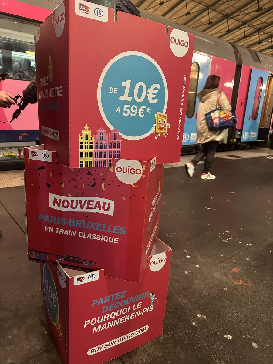 alainkrakovitch's tweet photo. Nos @OUIGO train classique traversent une frontière pour la toute première fois ! 
Le premier Paris- Bruxelles part à l’instant depuis Gare du Nord, avec  598 clients qui m’ont semblé ravis (le train est complet!). 
Il faut dire que Bruxelles en 3 heures à partir de 10€, c’est une bonne affaire.
3 A/R par jour, avec notre partenaire @SNCB pour le matériel. Les agents qui font ces trains sont des 2 entreprises. 
Ce OUIGO a tout bon : il offre une alternative aux modes de transport dits populaires sur Paris-Bruxelles, je pense évidemment au  covoiturage & aux autocars, en misant sur des trajets, certes plus longs qu’en TGV - mais moins qu’en car ou voiture… et surtout à plus petits prix, meilleur confort et à faible émission carbone.