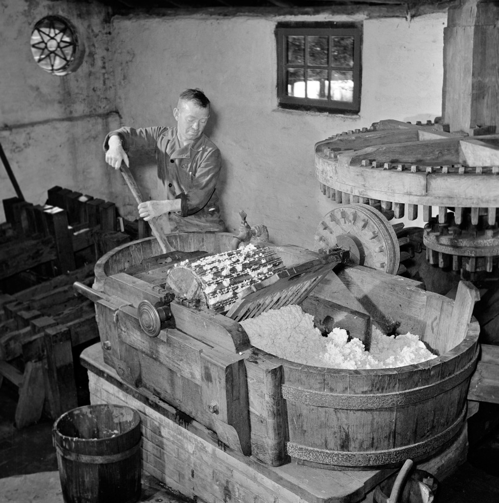 Meekijken bij het papier maken en scheppen in de papiermolen van het #Openluchtmuseum in 1953. (Bron:1534-1727, Jaquet,CC-BY-4.0 licentie)