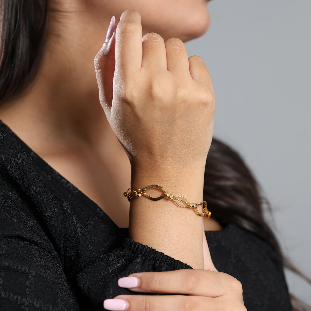 mannaijewellery's tweet photo. تألـــقي في كـل منـاسـبـة مع مجـوهـرات المنـاعـي✨

استمتعي بتفاصيل دقيقة وتصميمات عصرية تضيف لمسة سحرية إلى إطلالتك

#مجوهرات_المناعي #البحرين #مجوهرات #اللؤلؤ #الخليج_العربي 
#Bahrain #Almannai_jewelry #Almannaijewelry #Almannai #Jewelry #Pearl https://t.co/w5KOISYvtS