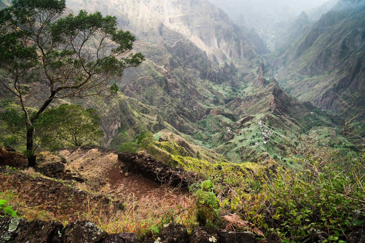 De landschappen op Santo Antão blijven magisch 🤩 Het ene moment loop je tussen de wolken en even later wandel je tussen de fruitplantages. Op Santo Antão zijn er meerdere prachtige wandelingen te maken. Hier bekijk je de top 5 wandelingen: kaapverdie.nl/wandelen-santo… #kaapverdië