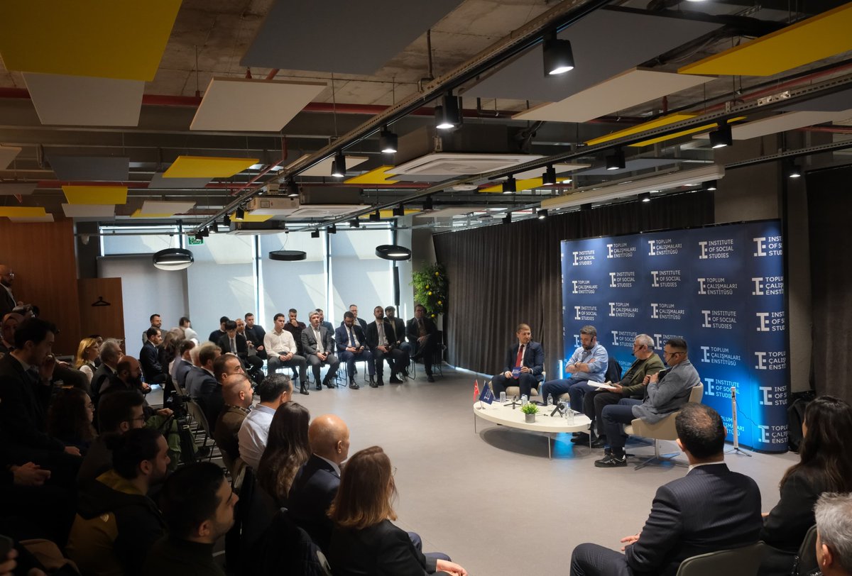 Toplum Çalışmaları Enstitüsü'nün "Yeni Suriye'de Türkiye'yi Bekleyenler" konulu paneline katılarak hem iç hem de dış politikamızı derinden etkileyen Suriye krizi üzerine konuşan kıymetli akademisyenlerin fikirlerini dinleme fırsatı buldum.

Moderatör Dr. Mustafa Veysel