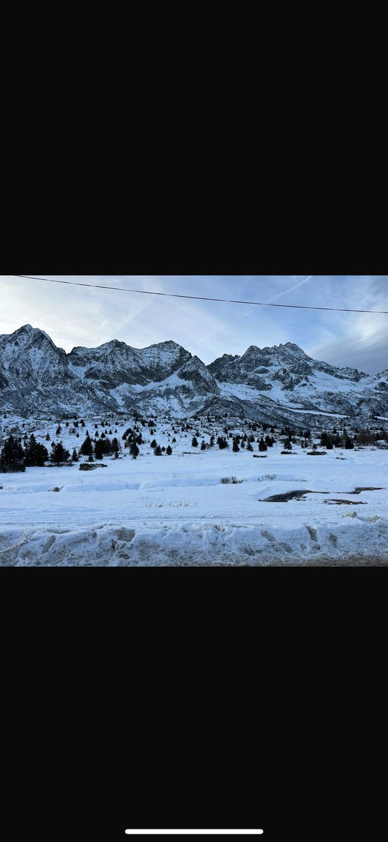 ConnahsQuayPE's tweet photo. Some tired learners today, but we are ready for day 4 despite the drop in temperature! Here we go 🇮🇹 ⛷️ 🥶 https://t.co/A3p5uzyzv1