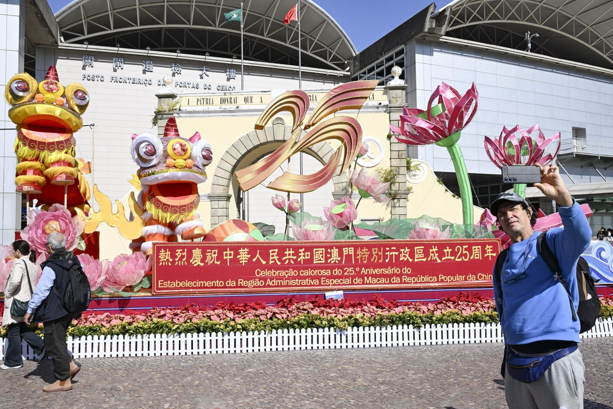 XinhuaChinese's tweet photo. 回归祖国25周年前夕，澳门街头处处洋溢着节日喜庆气氛。 https://t.co/1OYwNzixFJ