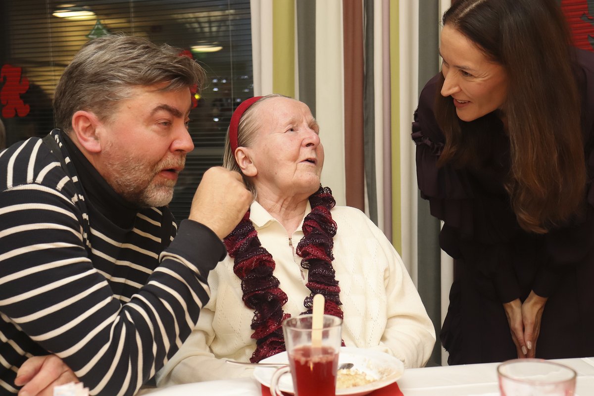 vakehyva's tweet photo. Presidenttipari vieraili eilen Malminiityn hoivakodin joulujuhlassa Vantaalla. ❤️ Lämmin kiitos!
⭐ "Elämäni tähtihetki!" kertoi lähihoitajamme Jonna Forselius.
👉 Lue lisää tunnelmista https://t.co/dazSKgGFEB https://t.co/EzTKcIUf27