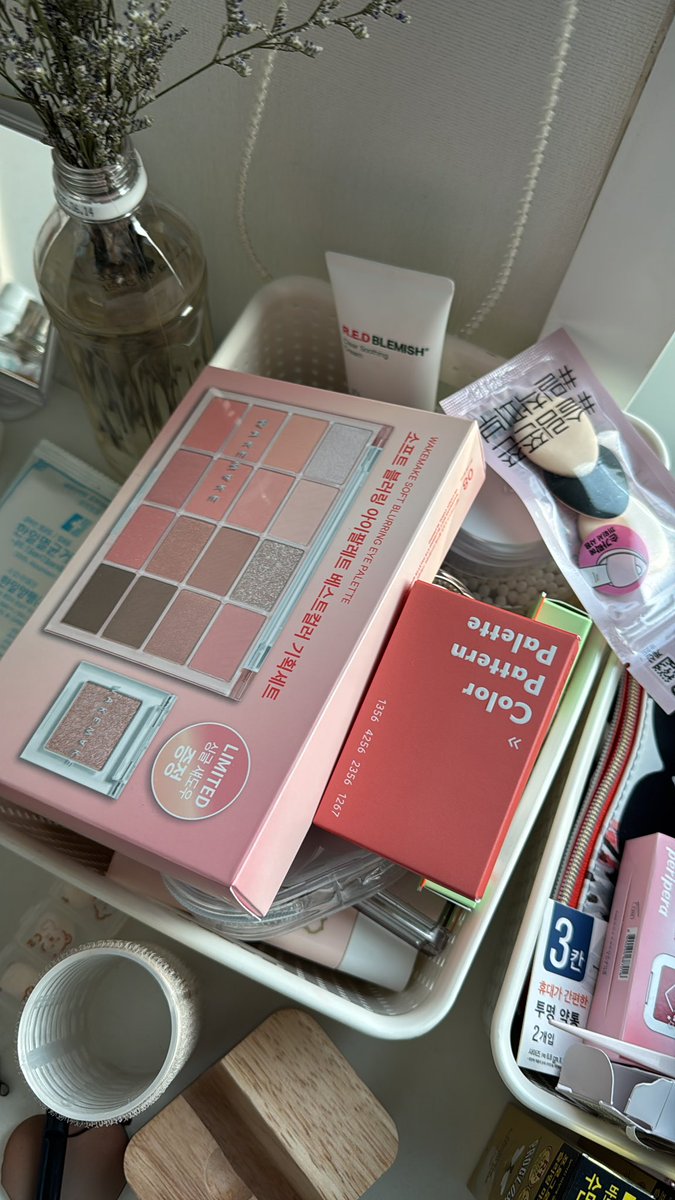 제가진짜요즘 얼마나 바쁘냐면
새화장품 개많은데 못뜯거잇음
이거 코덕인데 이러면 진짜 알지
누나들 나 초비상사태 바쁜거 알겟지,.