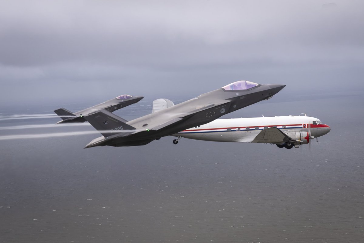 Twee F-35’s brachten gisteren een afscheidsgroet naast de historische Douglas DC-3 Dakota PH-PBA ✈️
Het was de laatste keer dat de DC-3 vloog. Het klassieke vliegtuig gaat nu naar het luchtvaartmuseum <a href="/Aviodrome/">Aviodrome</a>.