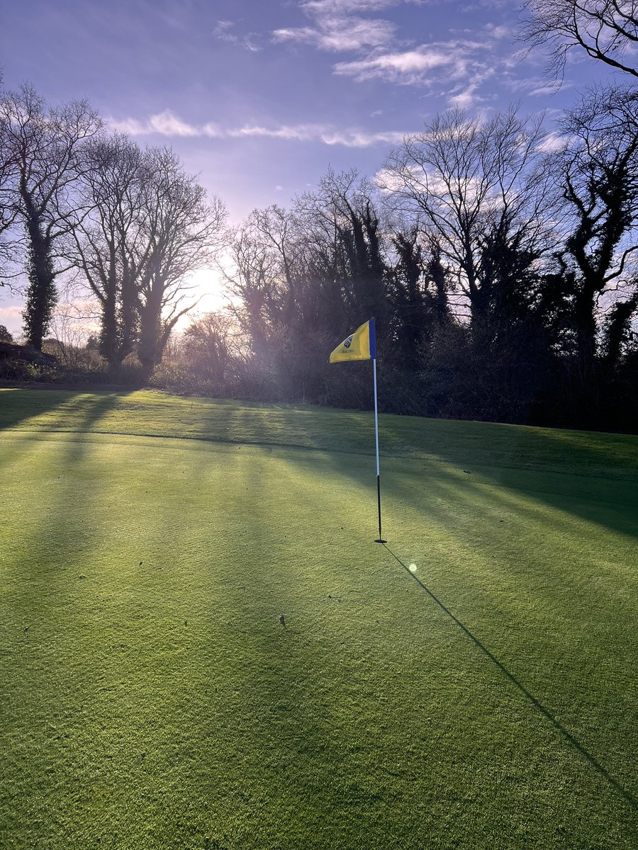 Run round <a href="/CorhamptonGolf/">Corhampton Golf Club</a> this morning in just under 2hrs. Course is in unreal condition thanks to <a href="/iestyncarpenter/">iestyn carpenter</a> and his teams hard work. Can’t believe it’s this good in late December #golf #putting #chapeaux