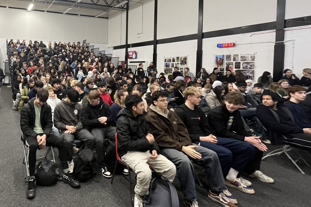 SixthFormCHS's tweet image. Lovely to see so many sixth formers in our Christmas assembly. Congratulations to the Chrismas jumper winners !
Merry Christmas and a Happy New Year from the sixth form team