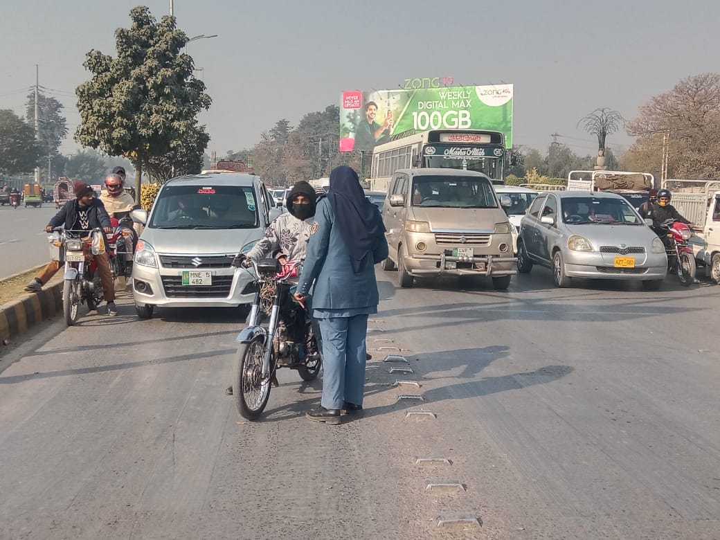 ctprwp's tweet photo. 📢 مال روڈ: سٹاپ لائن کی خلاف ورزی پر کارروائی
مال روڈ پر ٹریفک قوانین کے نفاذ کے تحت سٹاپ لائن کی خلاف ورزی کرنے والوں کے خلاف سخت کارروائی کی جا رہی ہے۔
عوام سے اپیل ہے کہ قوانین کی پابندی کریں اور محفوظ سفر کو یقینی بنائیں۔
#StopLineViolation #TrafficEnforcement #MallRoad https://t.co/tmDfl3IeBy