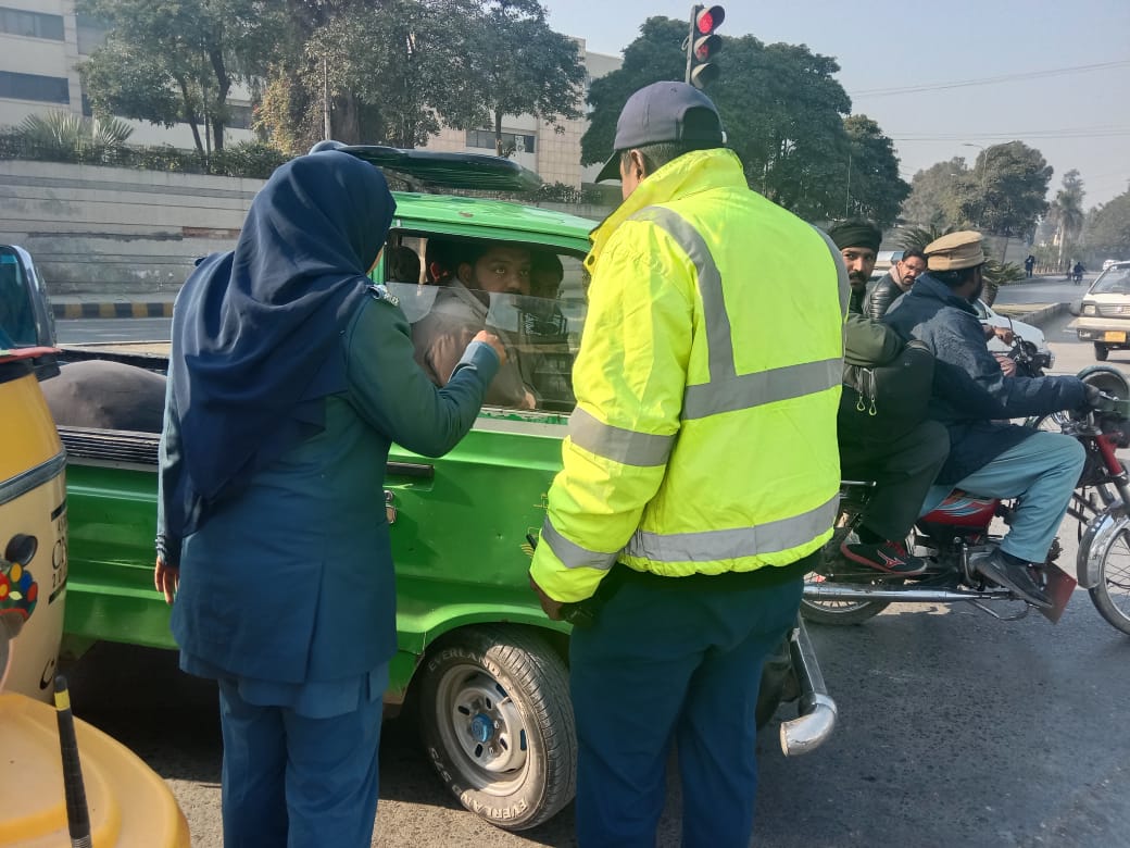 ctprwp's tweet photo. 📢 مال روڈ: سٹاپ لائن کی خلاف ورزی پر کارروائی
مال روڈ پر ٹریفک قوانین کے نفاذ کے تحت سٹاپ لائن کی خلاف ورزی کرنے والوں کے خلاف سخت کارروائی کی جا رہی ہے۔
عوام سے اپیل ہے کہ قوانین کی پابندی کریں اور محفوظ سفر کو یقینی بنائیں۔
#StopLineViolation #TrafficEnforcement #MallRoad https://t.co/tmDfl3IeBy