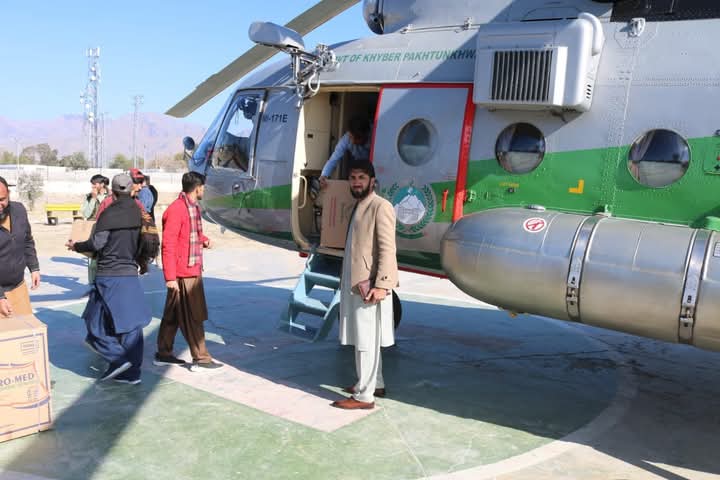 Dukhtar_E_K's tweet photo. Essential medicines and supplies were delivered to Sadda, Kurram by helicopter, thanks to the Kurram Militia FC and the KP Government.

#Sadda #Parachinar #Hospital #Kurram #KP #KPGovt #FCMilitia  #Pakistan https://t.co/aX1lne7eUo