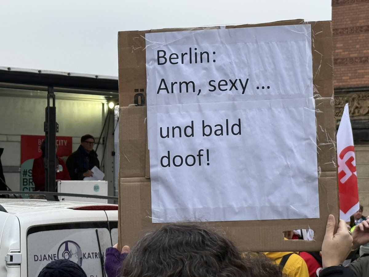 „Wir sind hier, wir sind laut, weil Ihr uns die Bildung klaut“, rufen Demonstrierende den Abgeordneten zu, die heute immense Kürzungen an der Berliner #Wissenschaft beschließen. <a href="/AGH_Berlin/">Abgeordnetenhaus von Berlin</a> @braincityb <a href="/Berlin_HTW/">HTW Berlin</a> <a href="/BHT_bln/">Berliner Hochschule für Technik (BHT)</a> @HenryOMarx <a href="/JMWiarda/">Jan-Martin Wiarda</a> <a href="/HumboldtUni/">Humboldt-Universität zu Berlin</a> <a href="/TUBerlin/">TU Berlin</a>