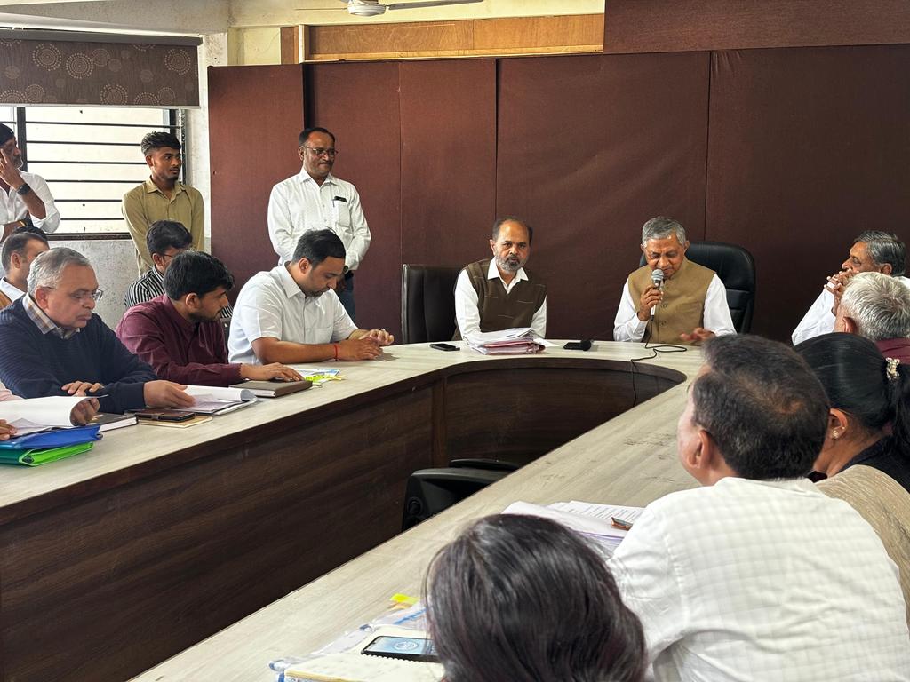 MamVijapur's tweet photo. માનનીય કેબિનેટ મંત્રી શ્રી કુંવરજીભાઈ બાવળીયા સાહેબ દ્વારા મામલતદાર કચેરી વિજાપુર ખાતે ધારાસભ્યશ્રી, પદાધિકારીશ્રીઓ અને અધિકારીશ્રીઓ સાથે પાણી પુરવઠા અને સિંચાઈના પ્રશ્નો અંગે સમીક્ષા બેઠક યોજી.

@CMOGuj
@CollectorMeh
@RACMehsana1 
@prantvisnagar 
@prantvisnagar https://t.co/6fQFoFDE6t