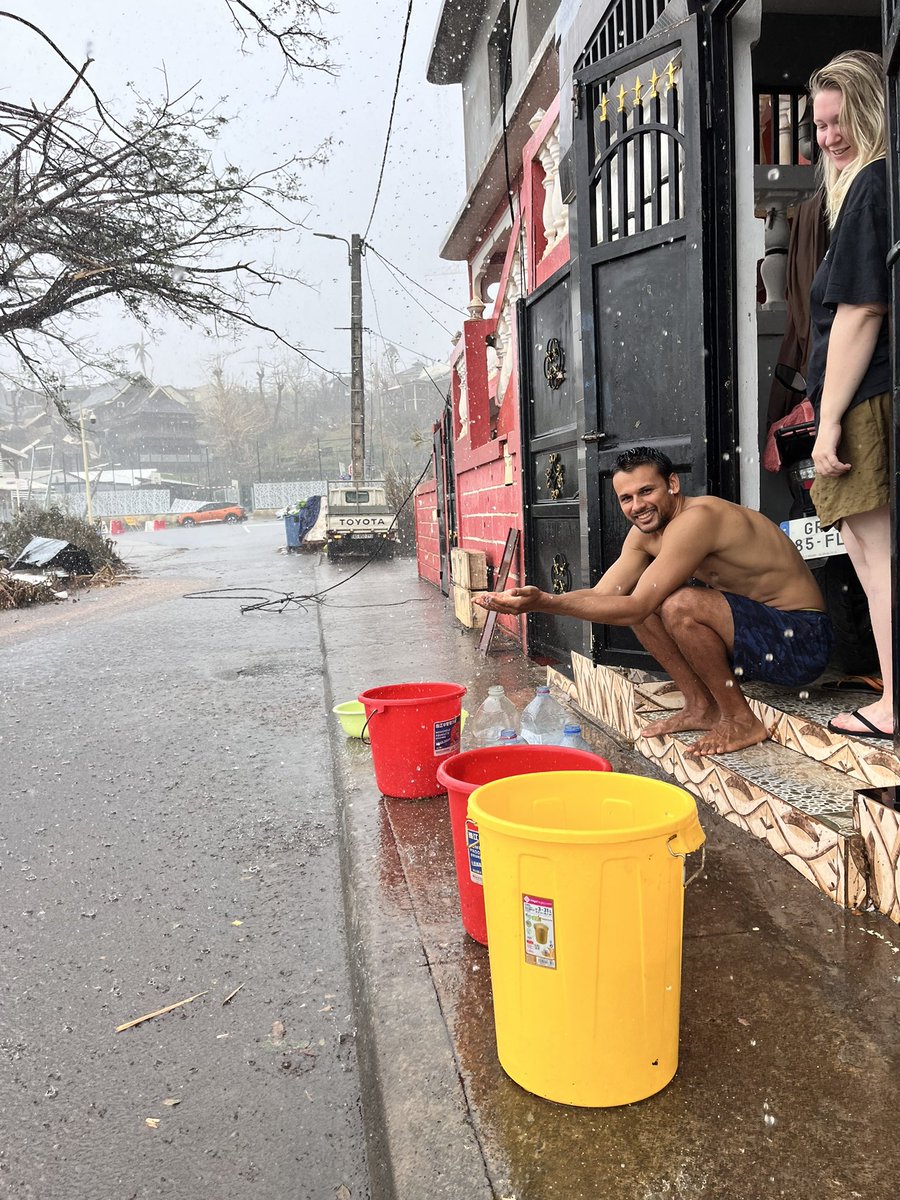 Bee_Mondroha's tweet photo. Bien arrivée à #Mayotte 

Dès demain, je sillonnerai le territoire pour partir à votre rencontre. 

Aujourd’hui à Mamoudzou, il a plu. Les habitants en ont profité pour prendre une douche, faire des réserves! 

Beaucoup ne savent même pas que @EmmanuelMacron est là. 

#Chido https://t.co/4C3uj0cwrS