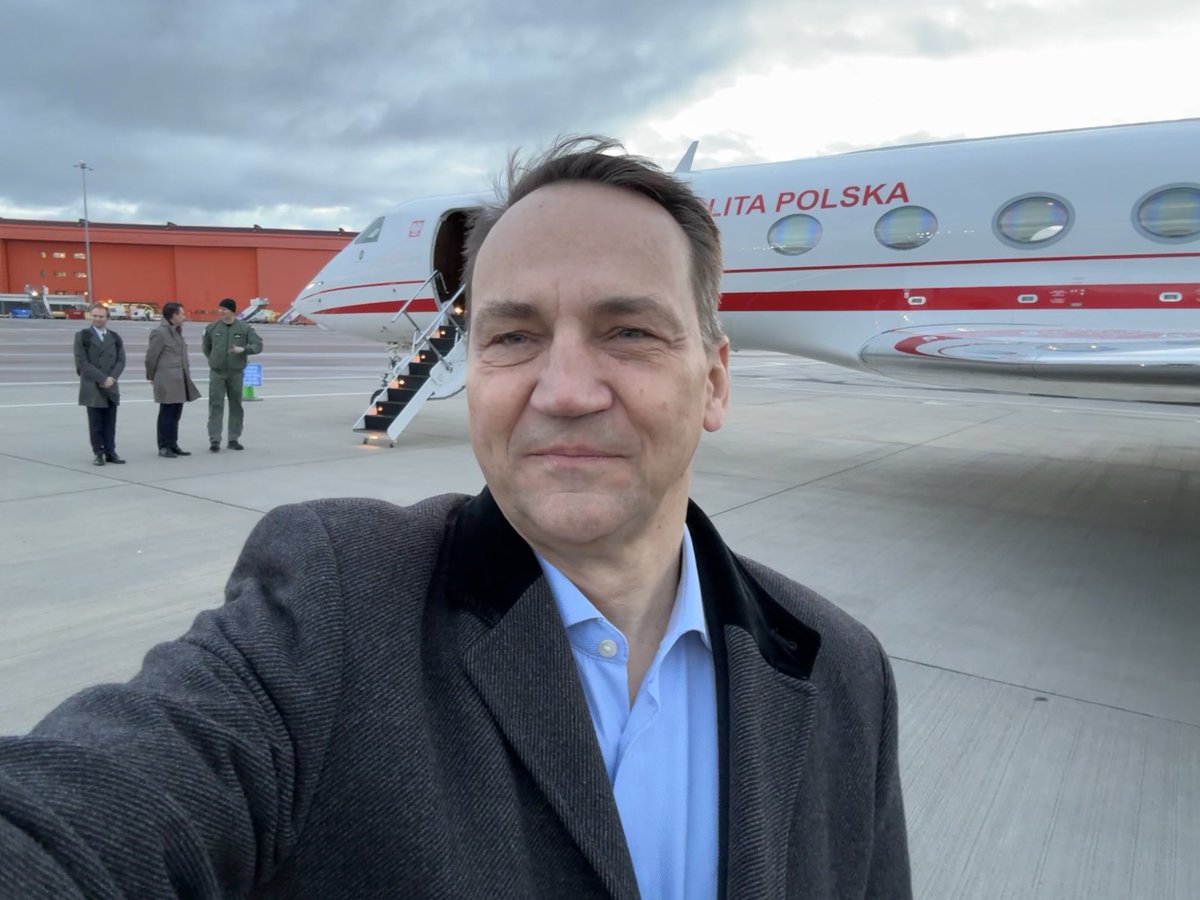 sikorskiradek's tweet photo. Żegnaj Londyn, kierunek Tirana. https://t.co/xctyFJfu9t