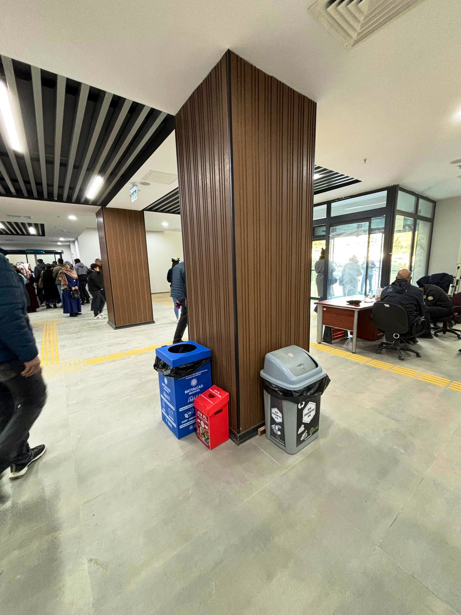battalgazibeltr's tweet photo. Çevre Koruma ve Kontrol Müdürlüğü ekiplerimiz tarafından; İnönü Üniversitesi Diş Hekimliği Fakültesine atık pil ve geri dönüşüm kutuları bırakıldı. 

İsrafı önlemek için sıfır atık♻️

#AsrınMirasıGeleceğinİnşası https://t.co/tv4j8hhz4e